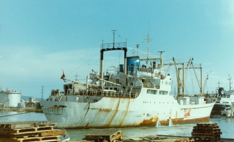 El buque "Isora", escaso de mantenimiento, en el puerto de Livorno 