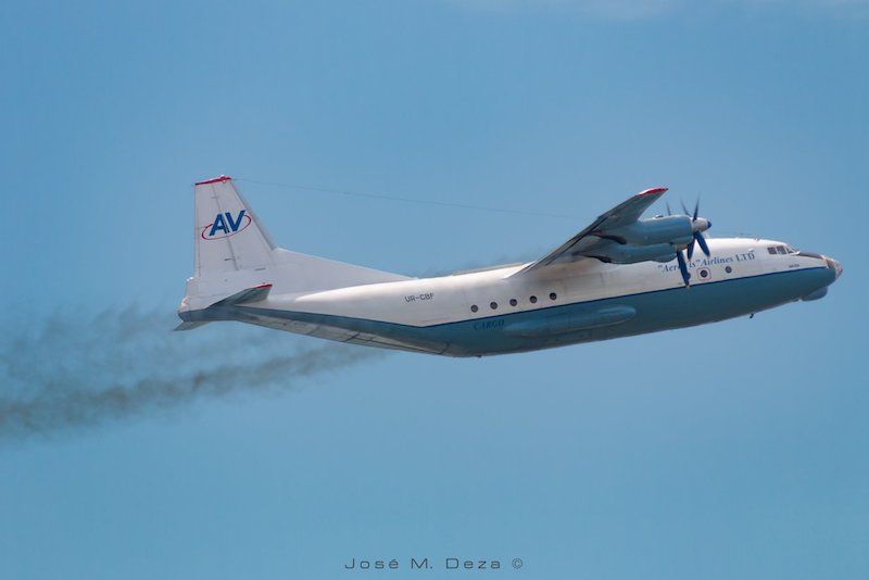 El avión An-12A, en régimen de ascenso 