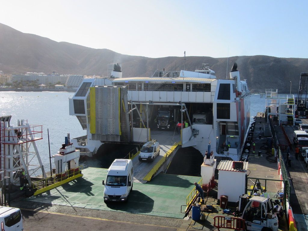Naviera Armas estrena rampa en el puerto de Los Cristianos
