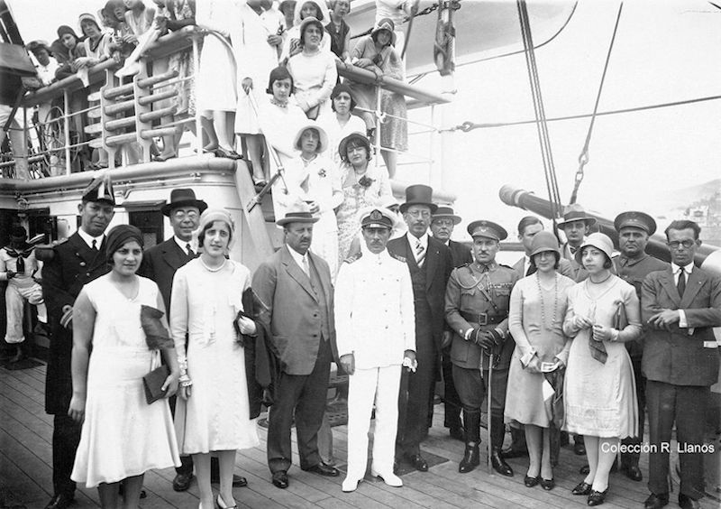 Foto de familia a bordo en la escala de 1930