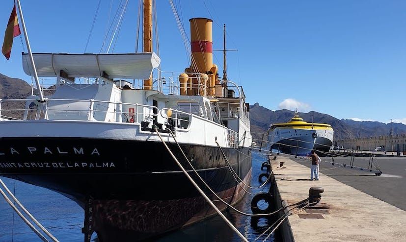 Dos generaciones de la navegación interinsular coinciden en el puerto de Santa Cruz de Tenerife 