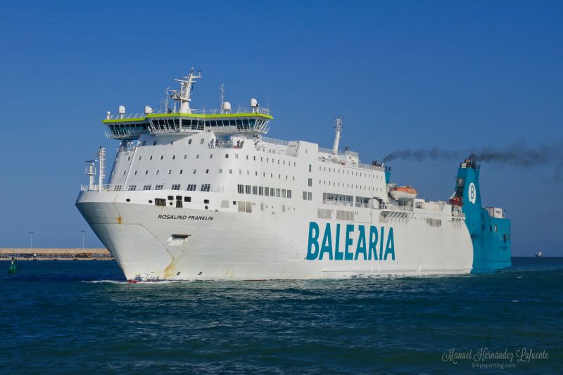 Un ferry de Balearia, cuatro horas a la deriva cerca de Ibiza