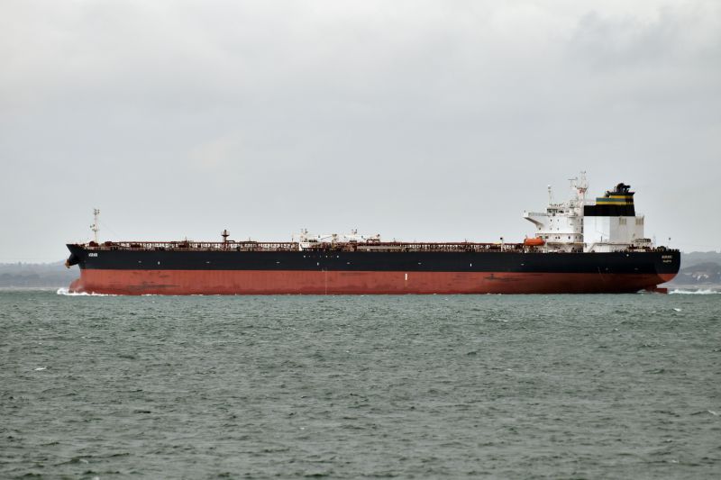 Una mina provoca un boquete en el petrolero griego “Agrari”