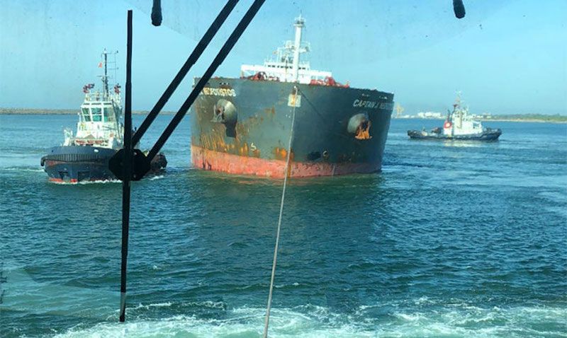 Un bulkcarrier liberiano encalla en el canal de Huelva