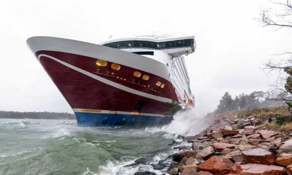 El ferry finlandés “Viking Grace” encalla en la costa de Aland