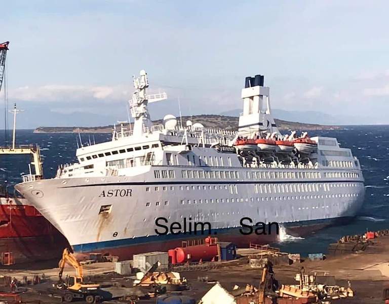 El segundo “Astor” acaba su vida marinera en el desguace