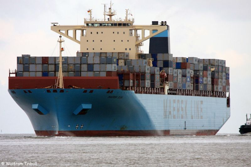 “Maersk Elba”, sin máquina por fuego, remolcado a Algeciras