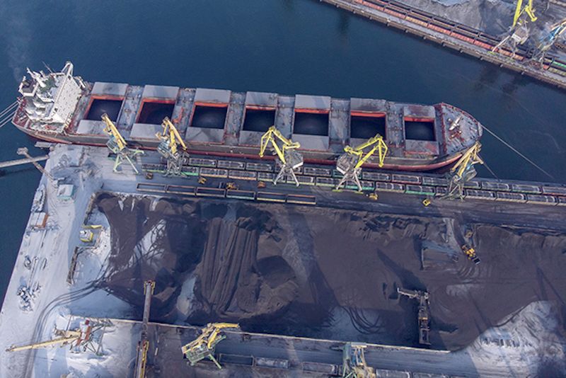 China prohíbe las importaciones de carbón australiano