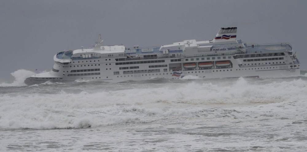 Espectacular maniobra del ferry “Pont Aven” en Santander