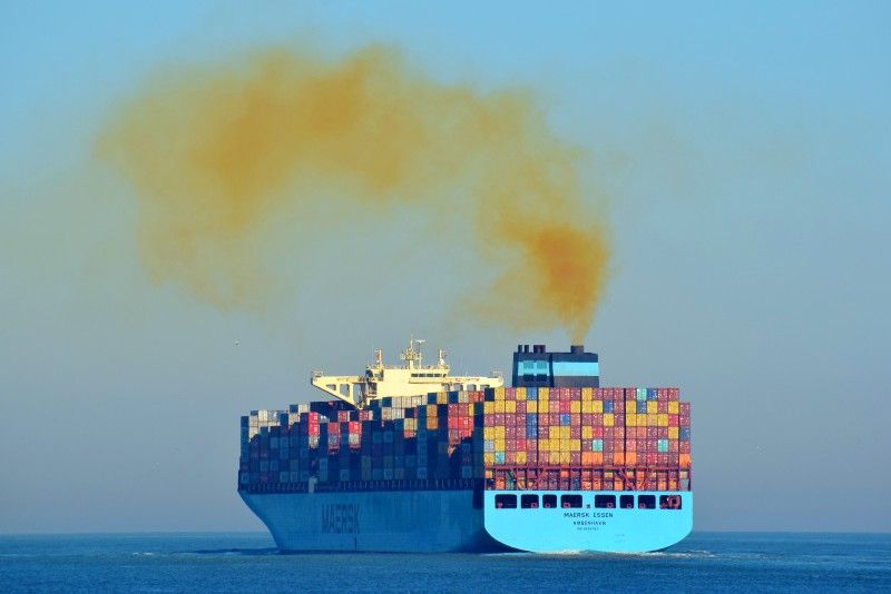 El buque “Maersk Essen” pierde 750 contenedores por la borda