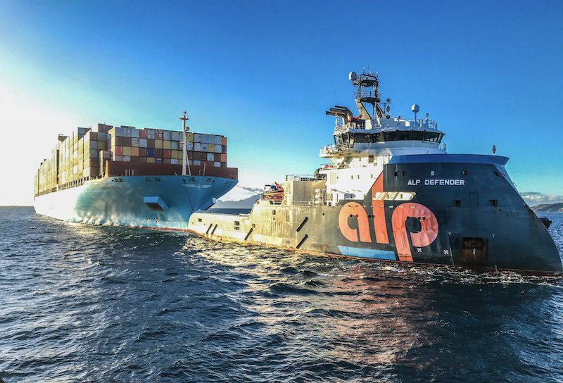 El remolque del buque “Maersk Elba” llega a Algeciras