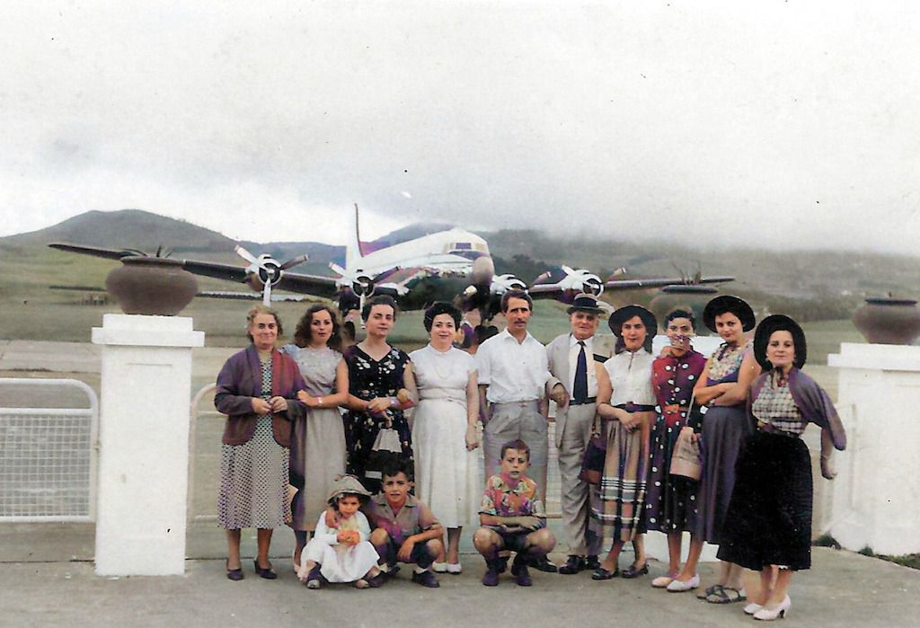 Tres familias de Fuencaliente en el aeropuerto de Los Rodeos