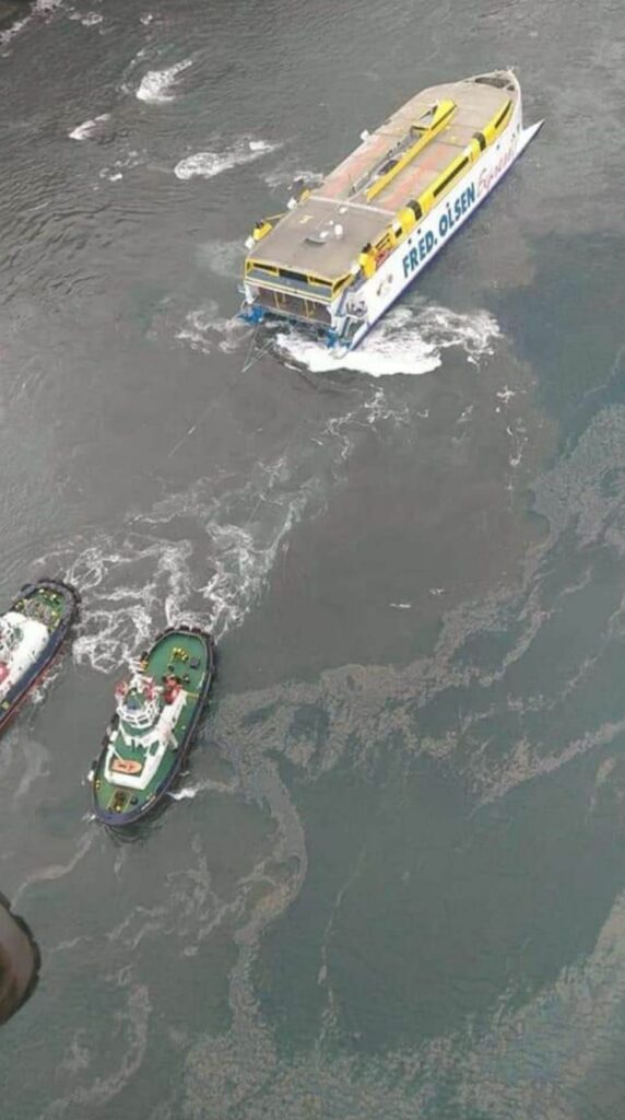 Una mancha de combustible invade el puerto de Agaete