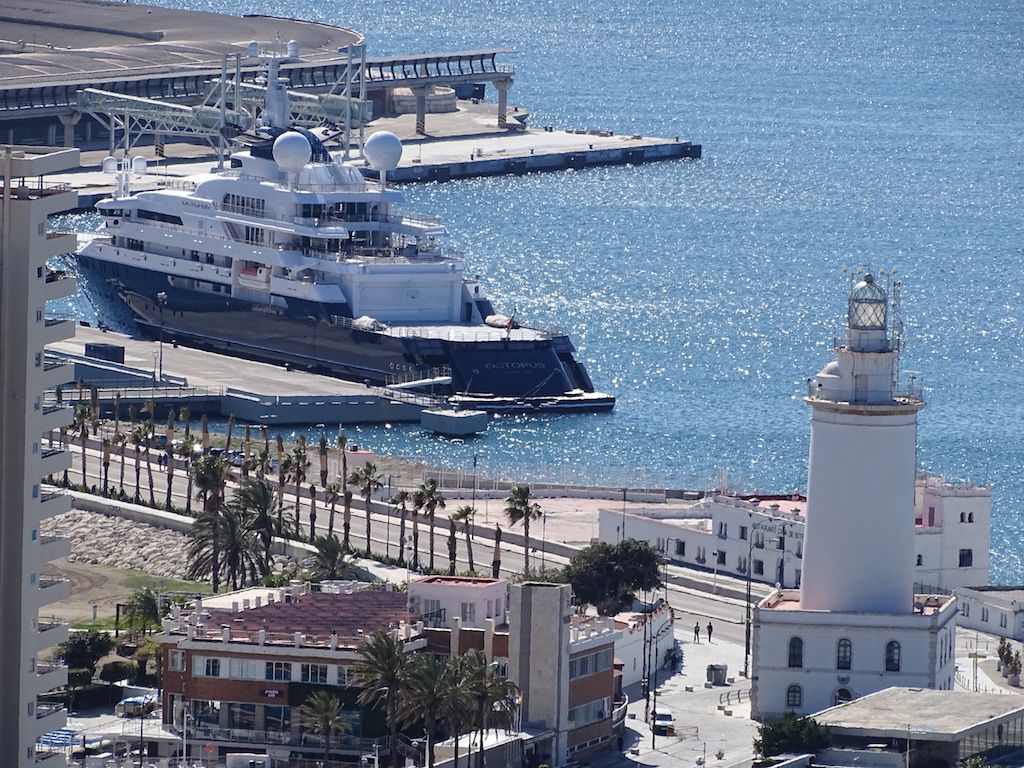 Visto desde Gibralfaro, con el histórico faro del puerto de Málaga