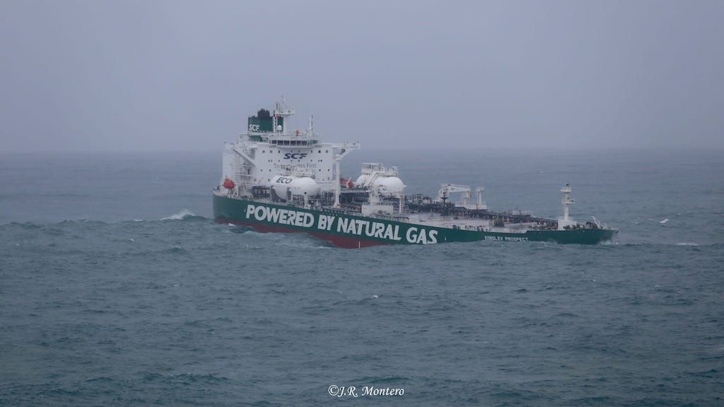 Primera descarga del petrolero “Korolev Prospect” en A Coruña