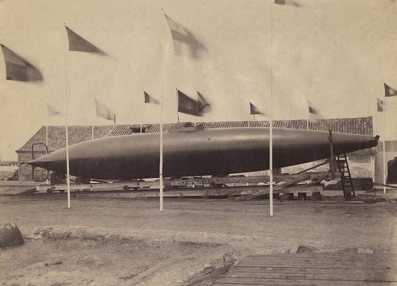 Tres fotos del submarino “Isaac Peral”, a una peseta cada una