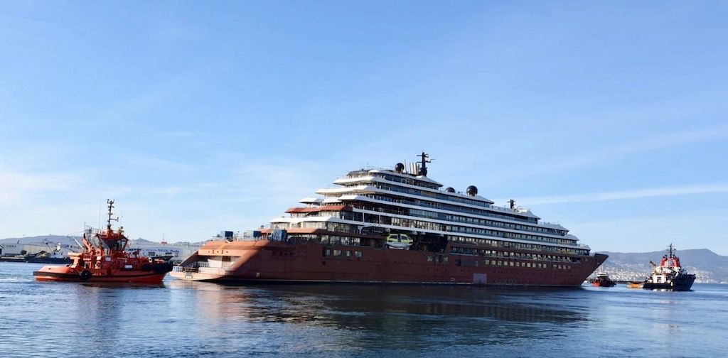 El remolque del polémico buque “Evrima” zarpa de Vigo