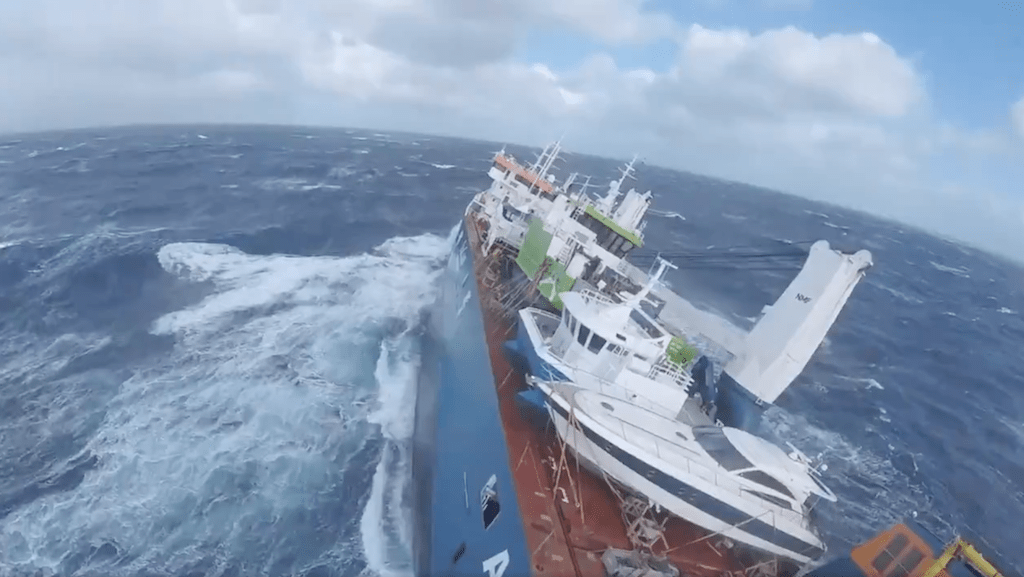 El buque “Eemslift Hendrika”, abandonado a su suerte