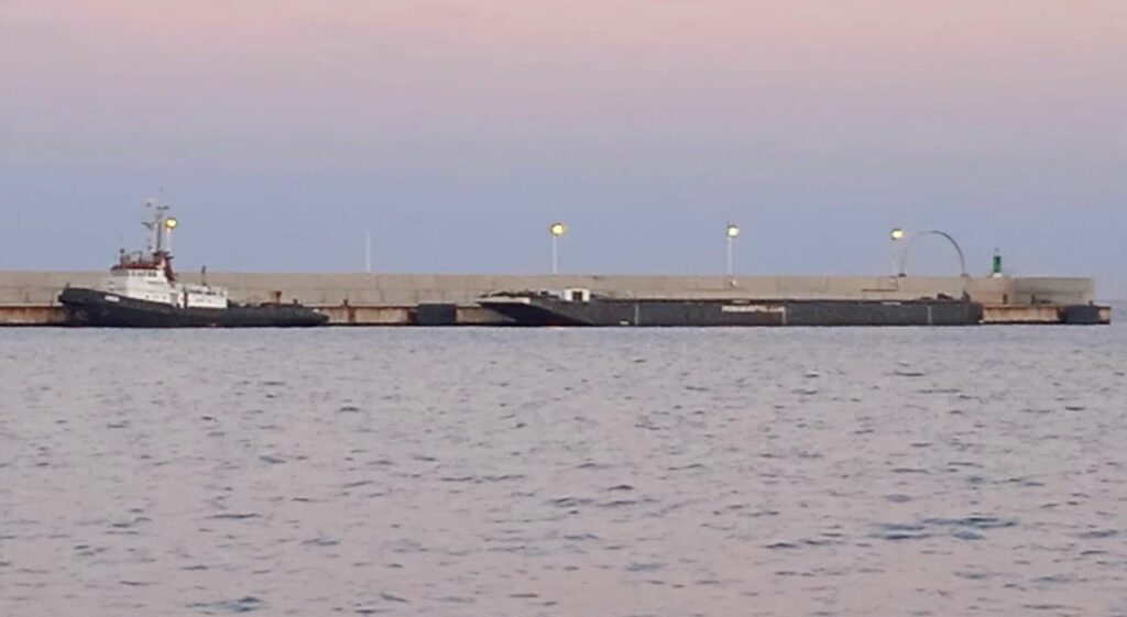 Detenido un remolque en Algeciras a punto de hundirse