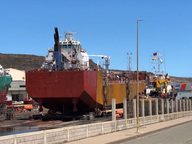 La barcaza “Spabunker Treinta”, varada en Repnaval Zamakona