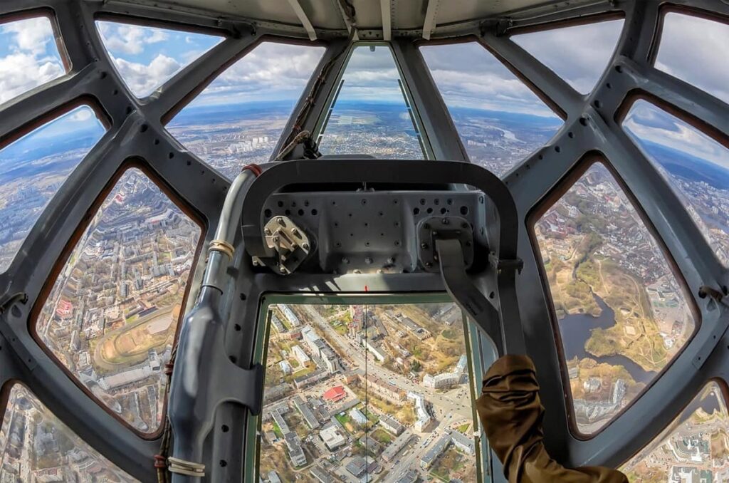 El morro acristalado para la navegación y observación aérea