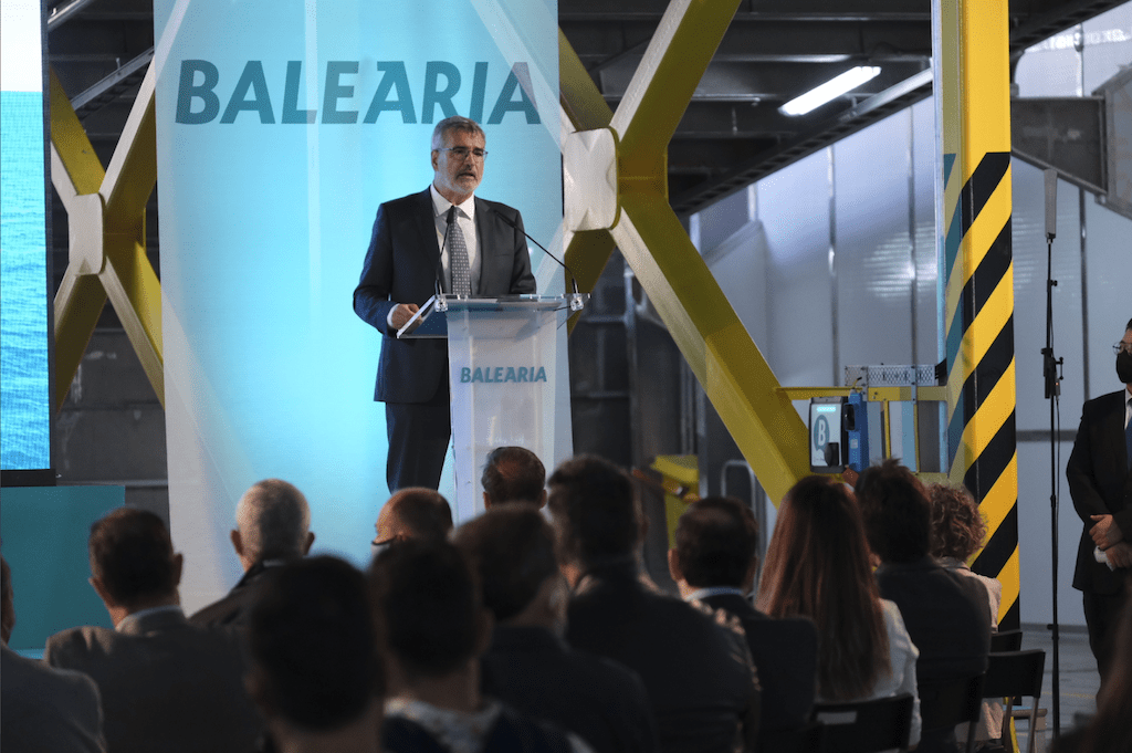 La competencia que se aproxima pone en guardia a Balearia