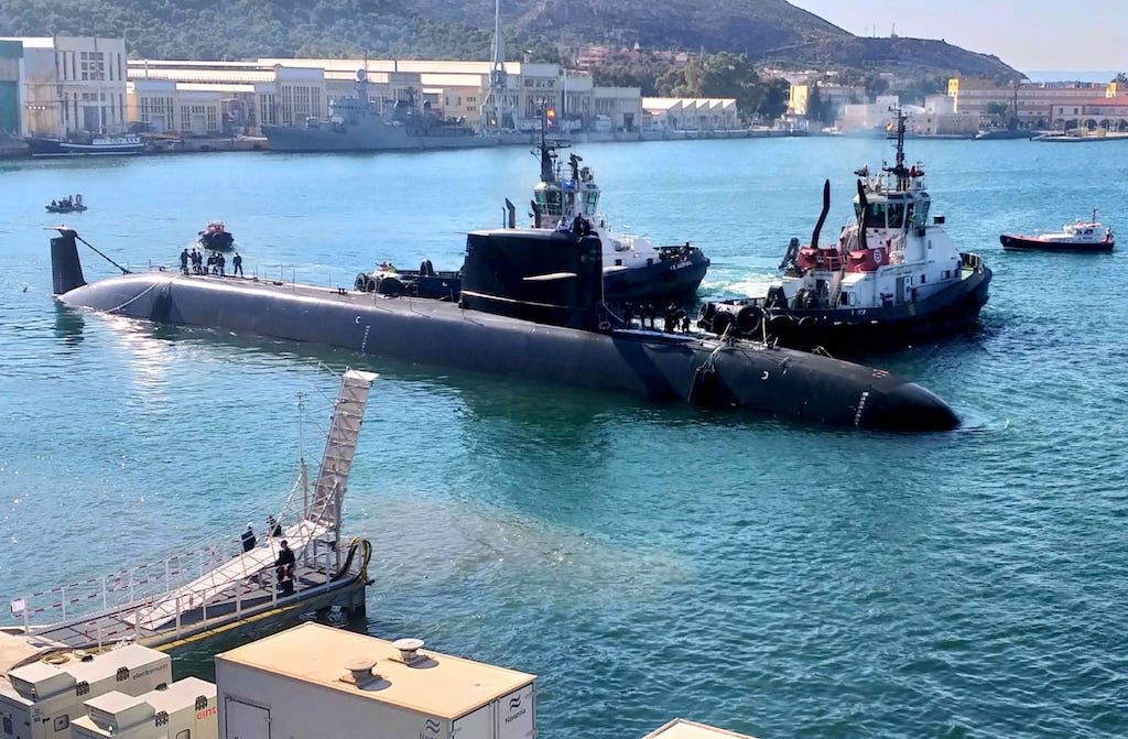 El submarino S-81 "Isaac Peral", a flote, auxiliado por Boluda Towage
