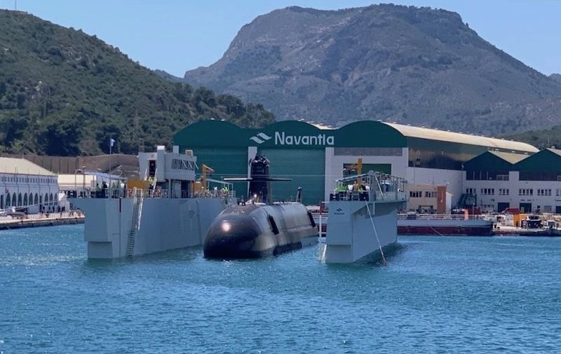 El submarino S-81, en el dique flotante, durante la maniobra de puesta a flote