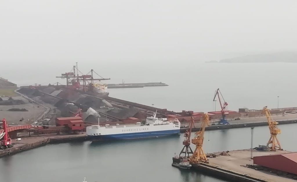 El buque “Bay 1”, ex “Gran Canaria Car”, abandona El Musel