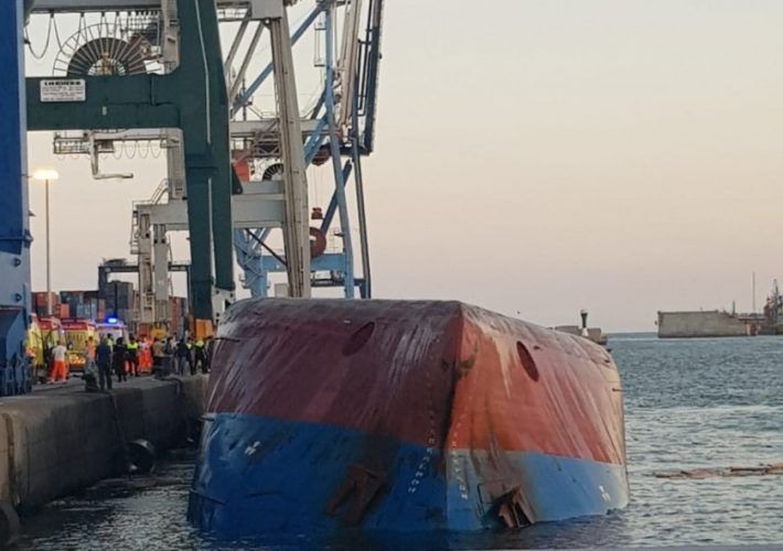 El buque “Nazmiye Ana” zozobra en el puerto de Castellón