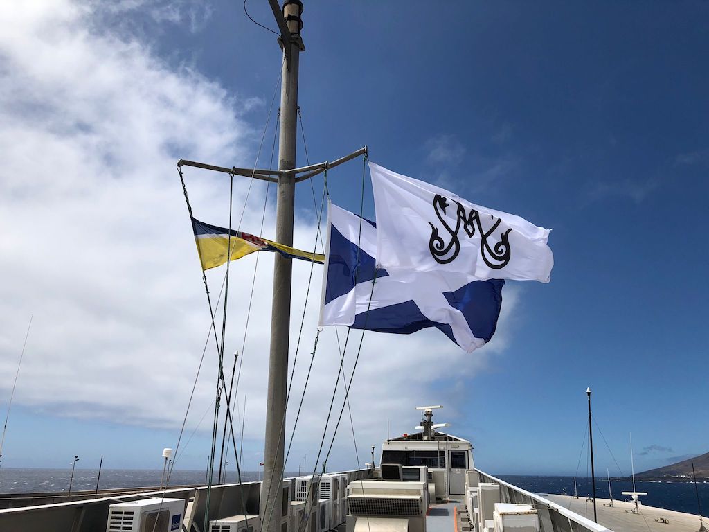 Naviera Armas enarbola la bandera de la Bajada de El Hierro