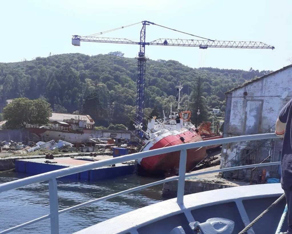 El pesquero “Pesorsa Dos” vuelca en Varaderos Blascar
