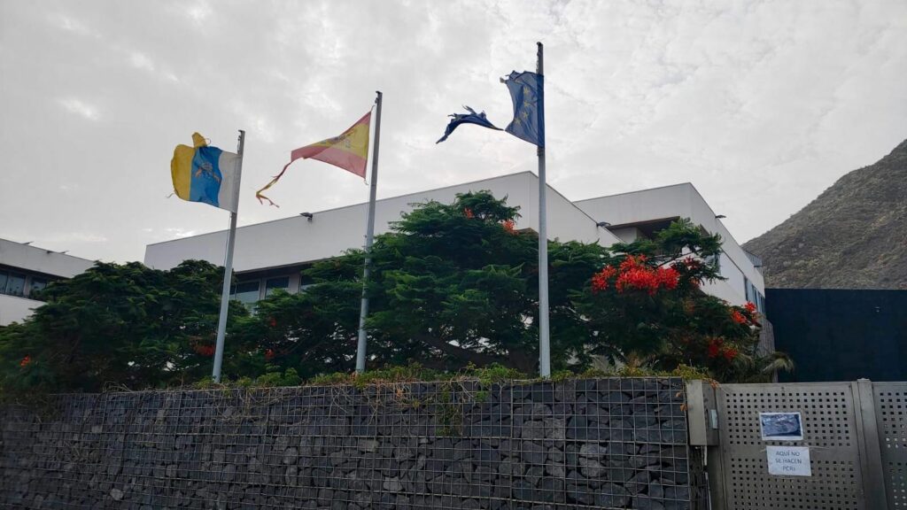 Las banderas de la sede del IEO en Tenerife, hechas jirones