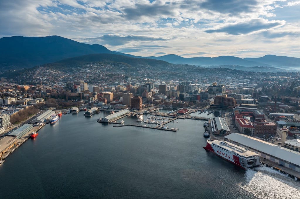 El catamarán “Volcán de Taidía”, a 41 nudos en pruebas de mar