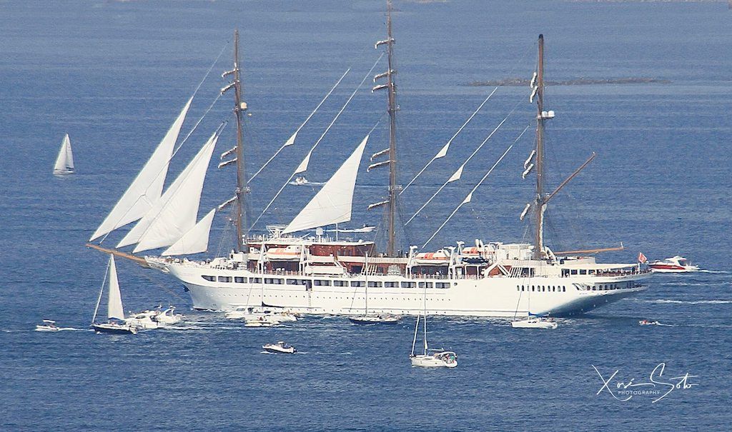 El buque “Sea Cloud Spirit” se despide de la ría de Vigo