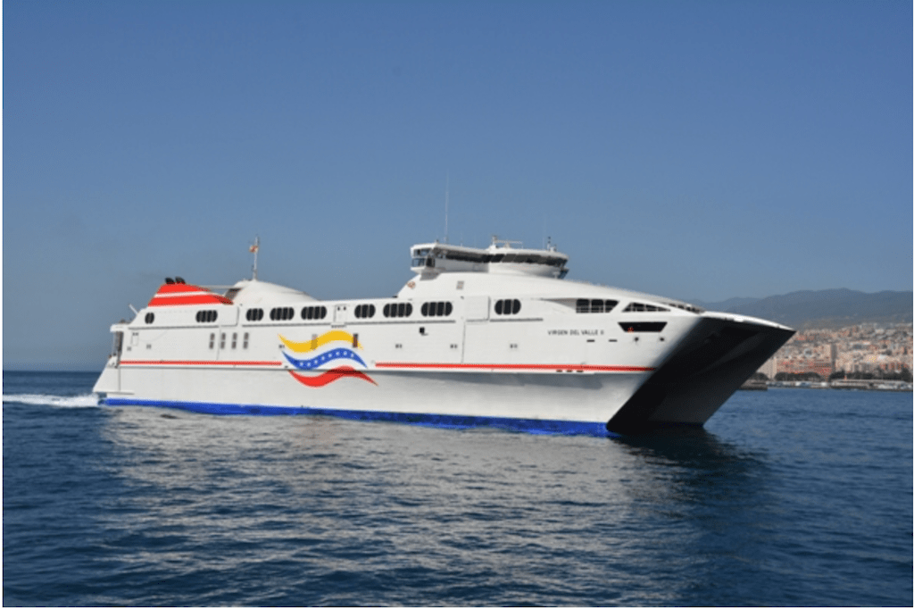 Cuando el catamarán “Virgen del Valle II” pasó por Tenerife (2013)