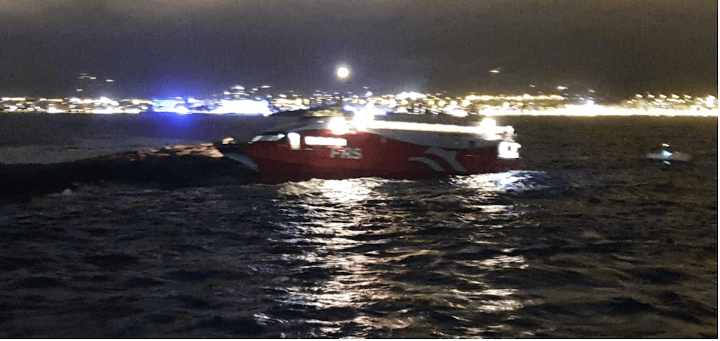 El catamarán “San Gwann” de FRS se empotra en un islote