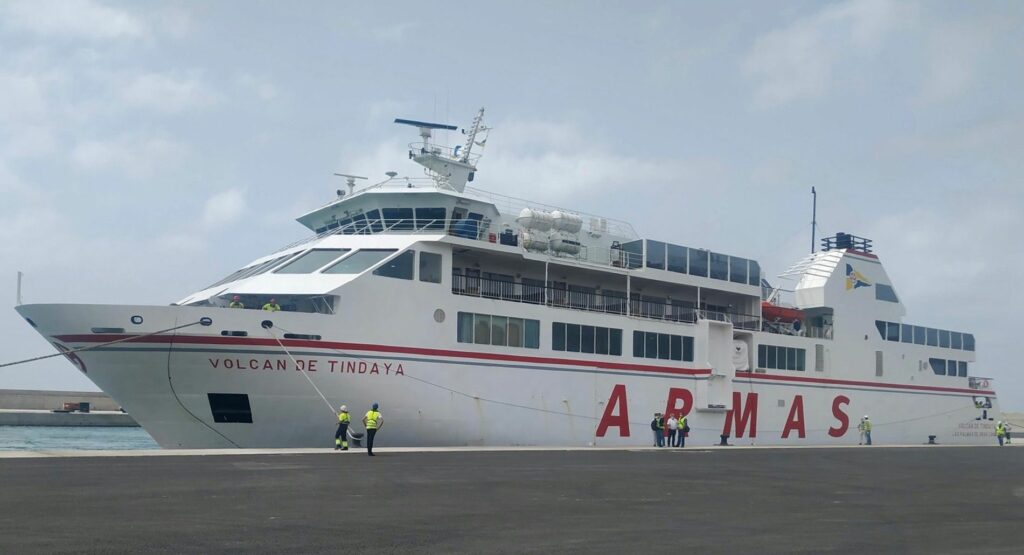Pruebas de atraque en el nuevo puerto de Playa Blanca