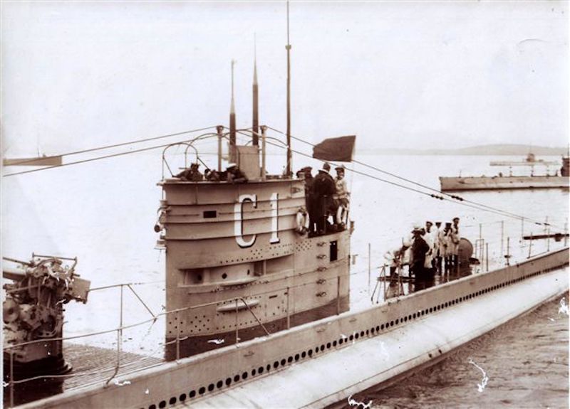 Alfonso XIII, el submarino C-1 y la manzanilla que no se bebió