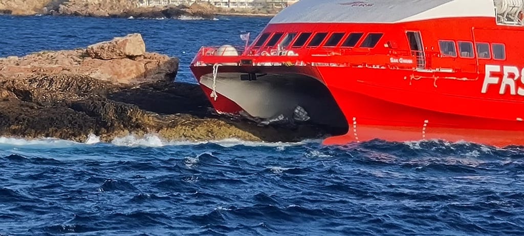 FRS trabaja para reflotar el catamarán empotrado en Ibiza
