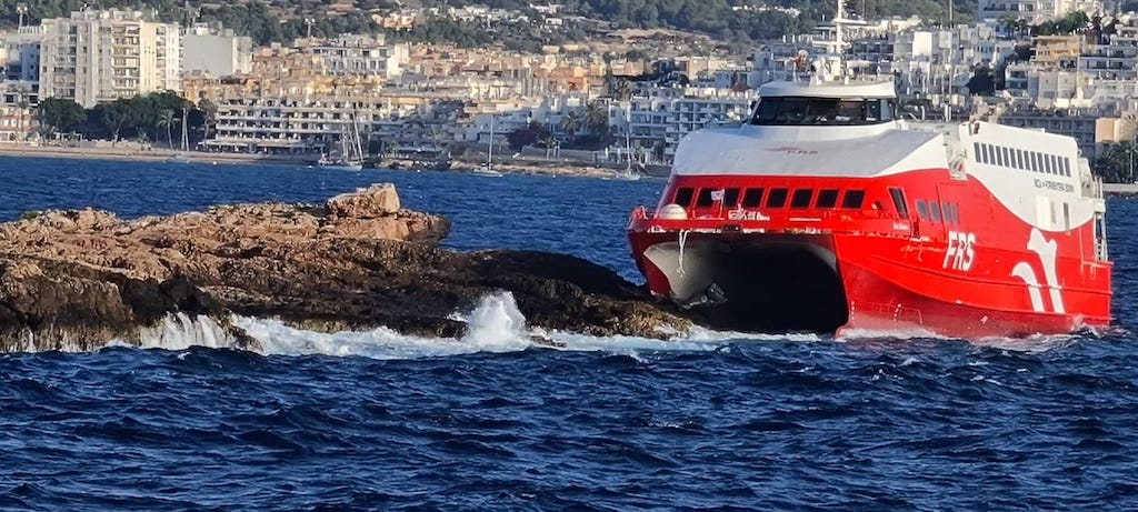 Dos heridos graves y otros 23, balance del accidente de FRS
