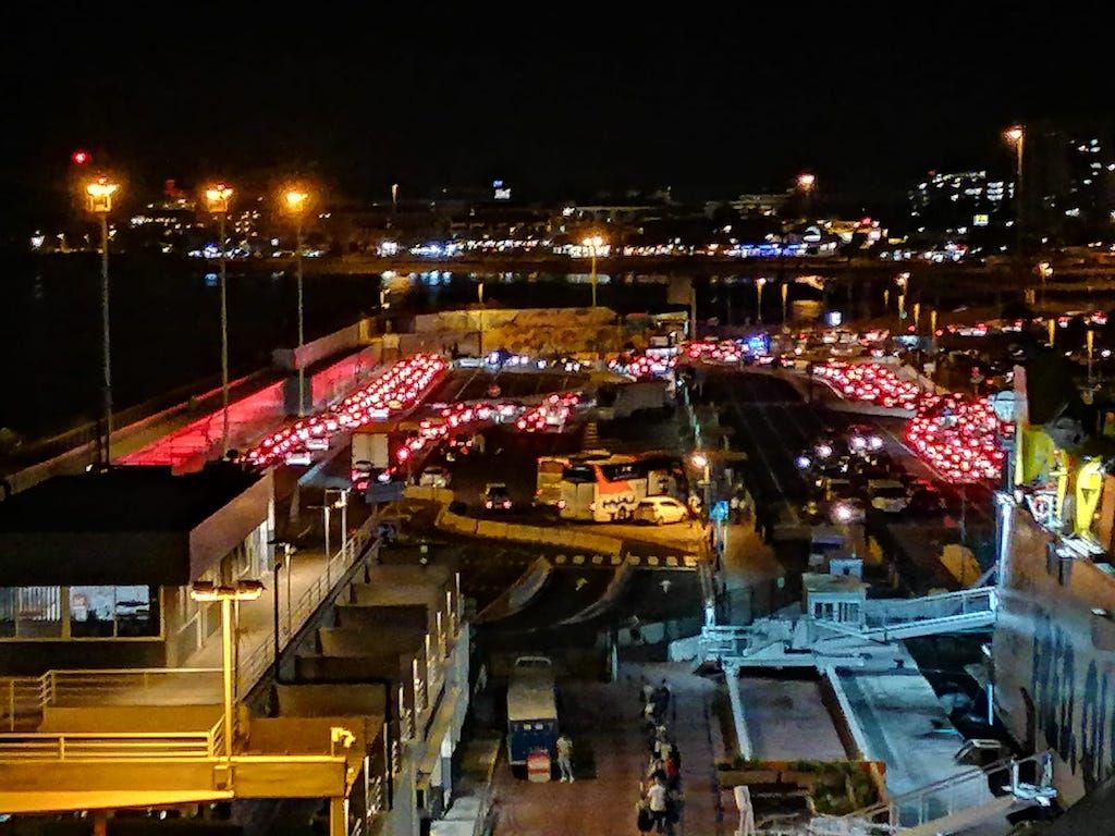 El caos del tráfico se apodera del puerto de Los Cristianos