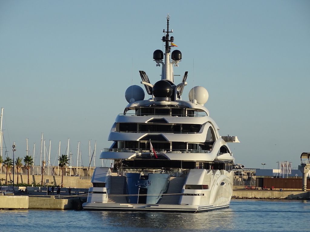 El megayate qatarí “Al Lusail”, huésped del puerto de Málaga