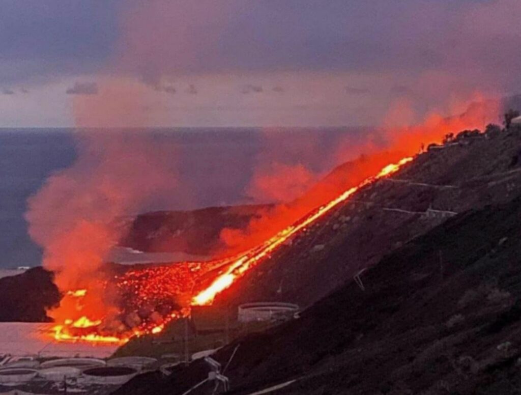 La lava que avanza sobre Las Hoyas quizás no llegue al mar