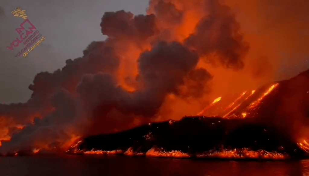 La lava gana terreno al mar en la costa de Tazacorte
