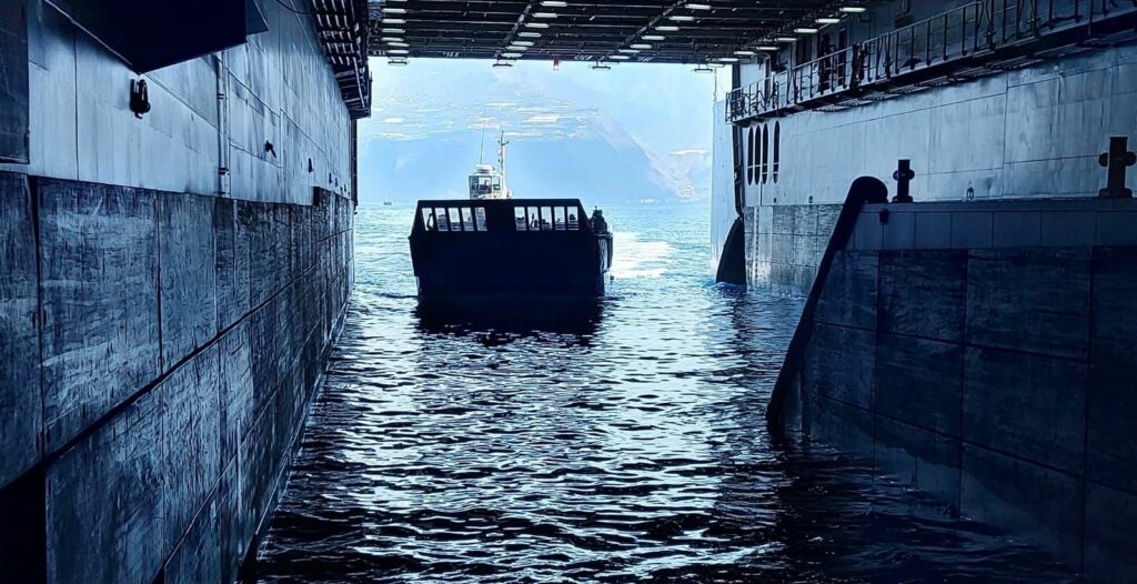 El buque “Castilla”, preparado para su misión en La Palma