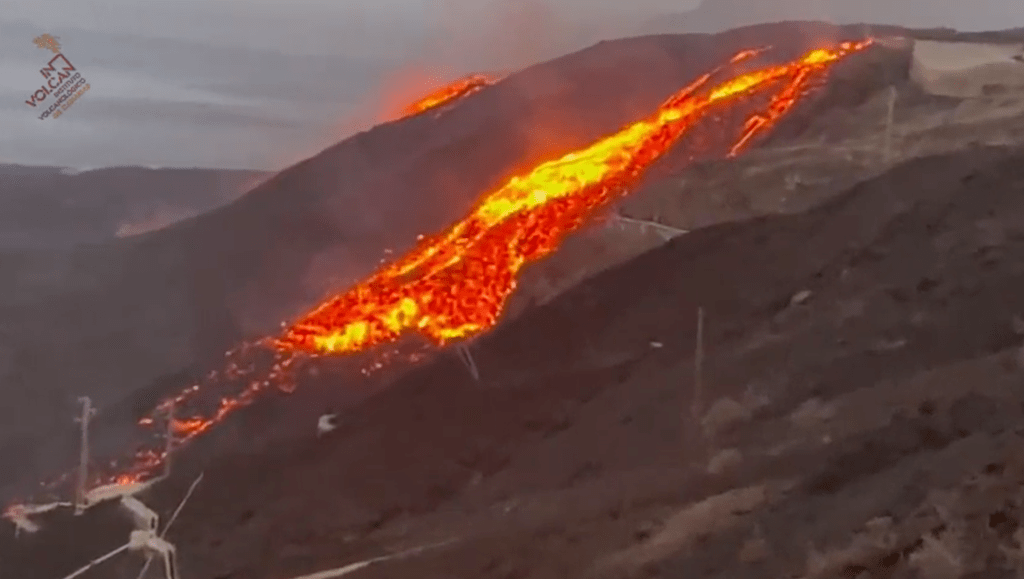 El volcán rompe su silencio aparente y vuelve a rugir