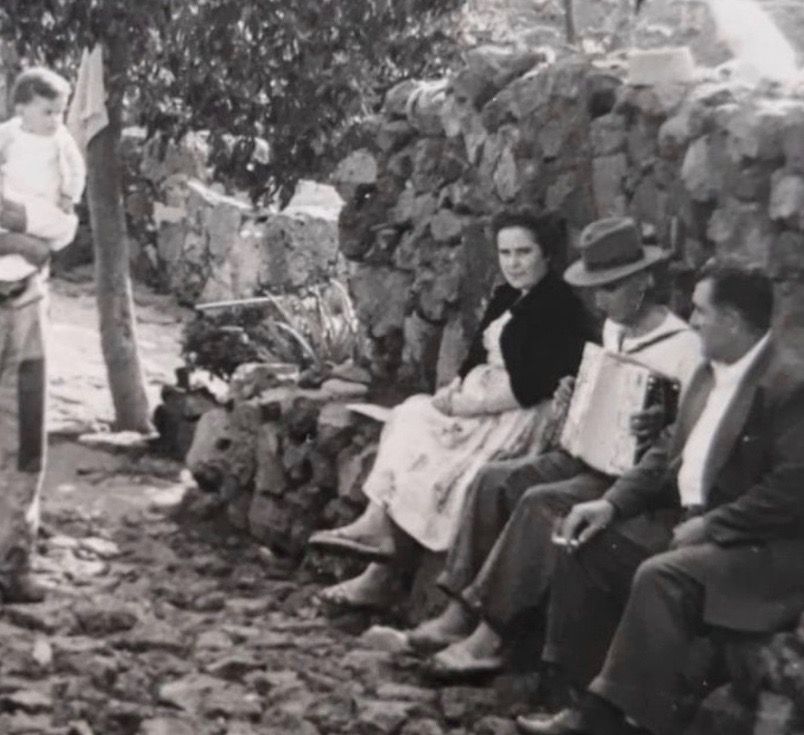 Un reloj y un acordeón. Las tribulaciones del volcán infame