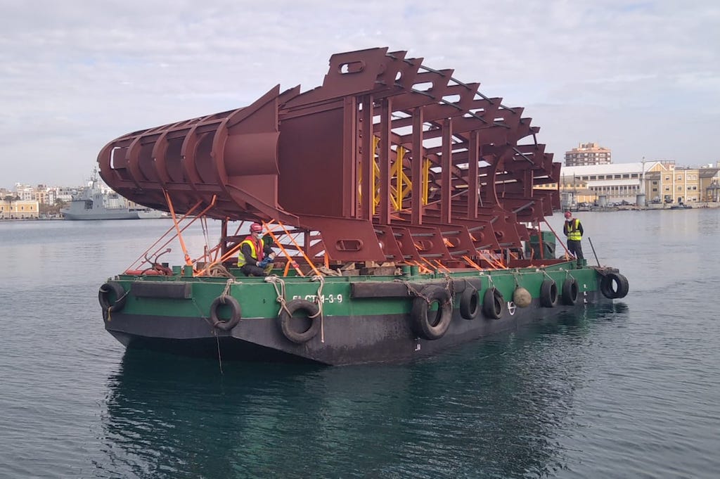 La vela del submarino “Narciso Monturiol” S-82 llega por mar