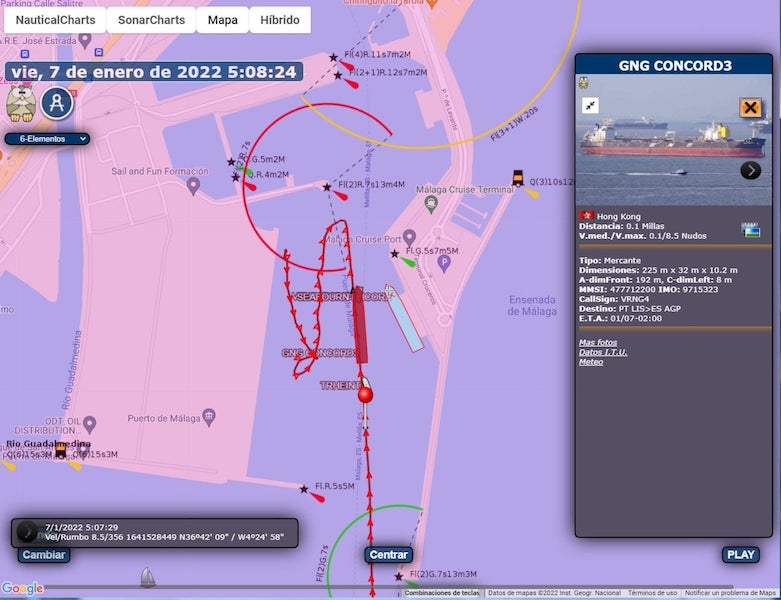 Muchos nervios en la maniobra de un barco chino en Málaga